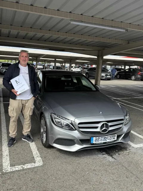 Jose, con su coche