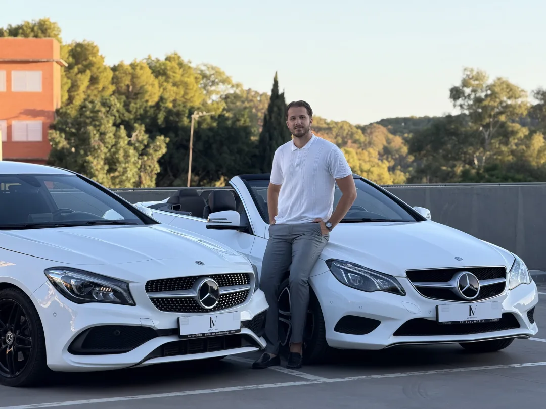 Iulian, fundador de IV Motorclass, con dos Mercedes-Benz descapotables