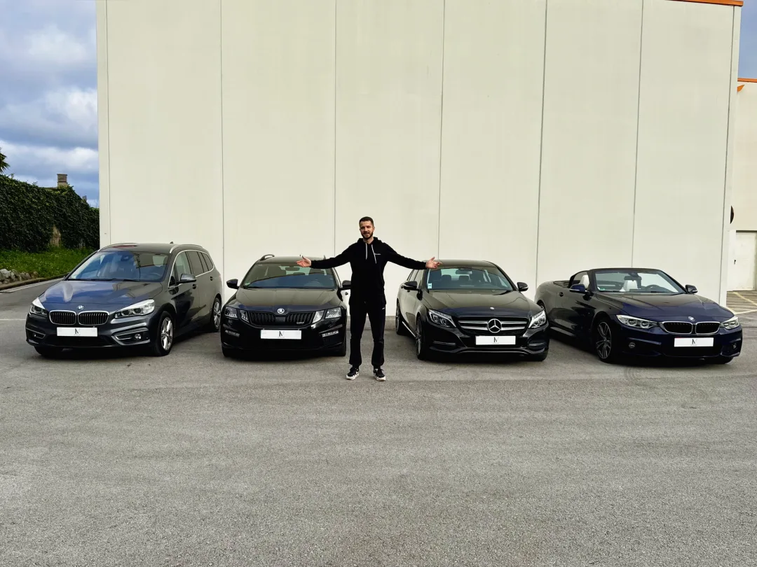 Iulian delante de cuatro coches preparados para entregar